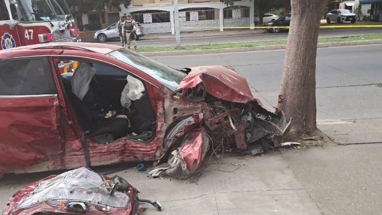 Dos personas resultaron lesionadas tras choque entre autos en el Malecón Nuevo de Culiacán