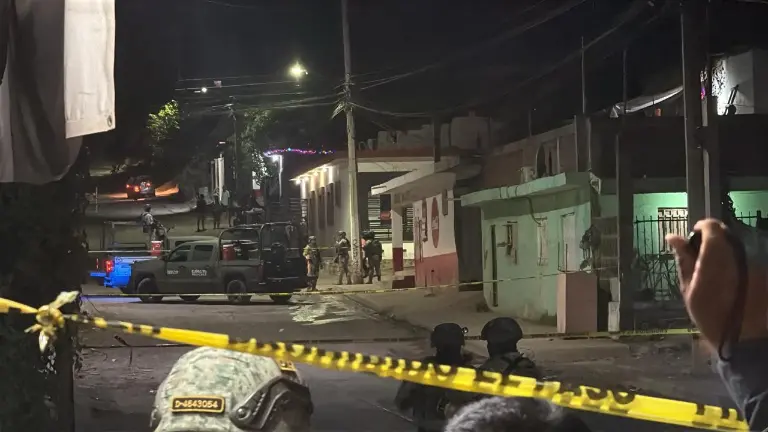 Elementos del Ejército Mexicano y peritos de la Fiscalía acordonaron la zona tras el ataque armado registrado en la colonia Las Coloradas.