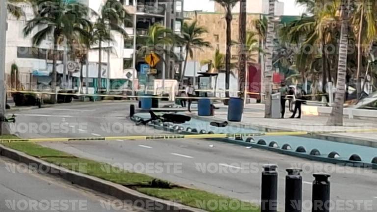 Los dos ocupantes de la motocicleta murieron tras impactarse contra el poste de una luminaria en el camellón central de la Avenida del Mar.