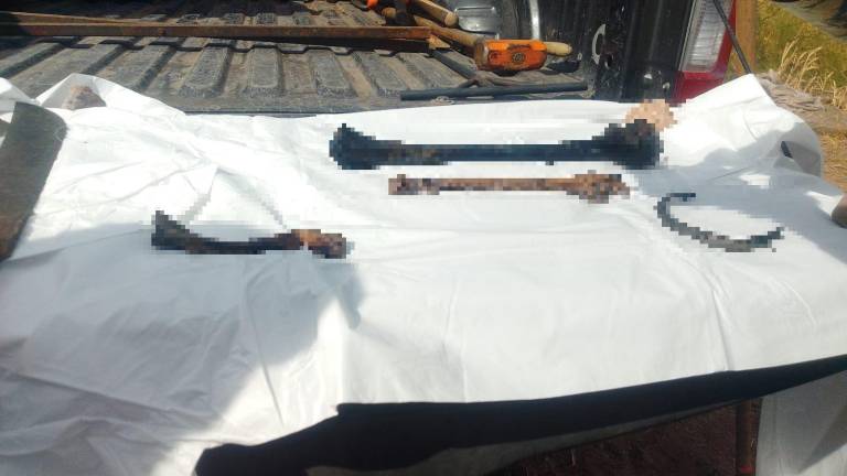 Cuerpos de rescate trabajaron en una profunda noria donde fueron hallados restos humanos.