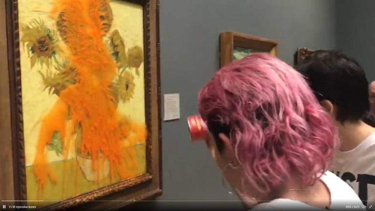 Arrojan activistas sopa de tomate sobre obra de Van Gogh