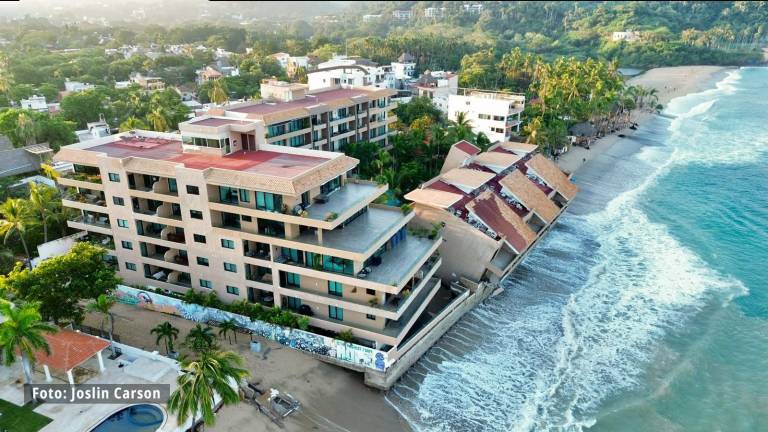 Personal de Profepa y de Protección Civil evalúa el riesgo de colapso de una construcción irregular en San Pancho, Nayarit.