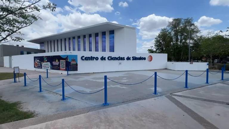 El Centro de Ciencias instaló postes y cadenas, en una explanada que era utilizada por niños, adolescentes y jóvenes para patinar, con un cartel que prohibe la actividad en la zona.