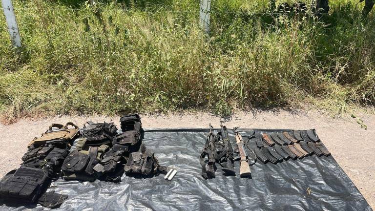 Armas decomisadas en Escuinapa tras la jornada de violencia ocurrida este jueves.