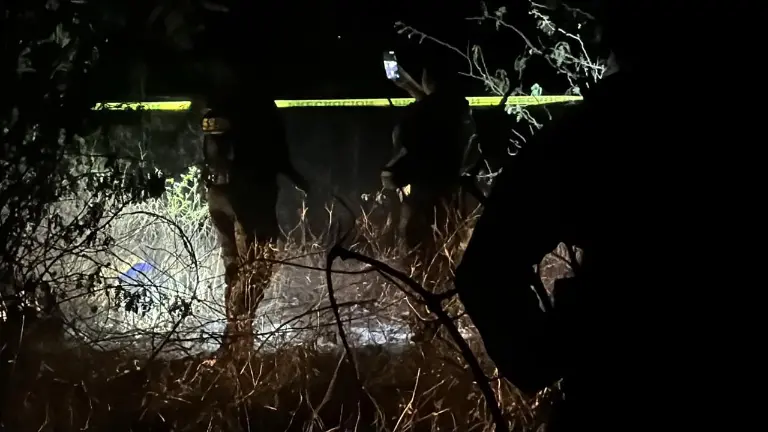 De acuerdo con los primeros reportes, la víctima presentaba heridas producidas por disparos de arma de fuego y tenía las manos esposadas.