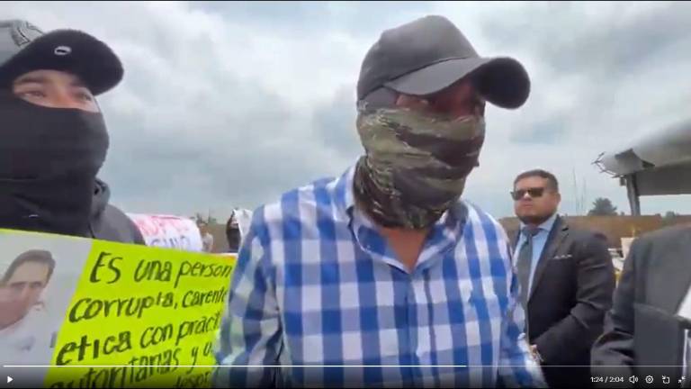 Familiares y abogados se manifestaron en la caseta El Dorado de la Autopista Toluca-Atlacomulco, en el Estado de México.