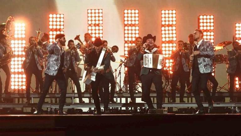Banda El Recodo y Calibre 50 cantaron sobre el escenario de los Latin Grammys.