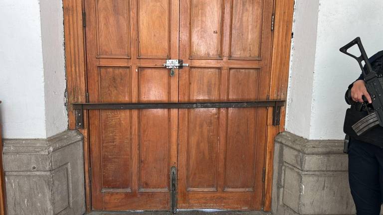 En Palacio Municipal de Culiacán aseguraron accesos tras detonaciones de armas en el Centro de la ciudad.