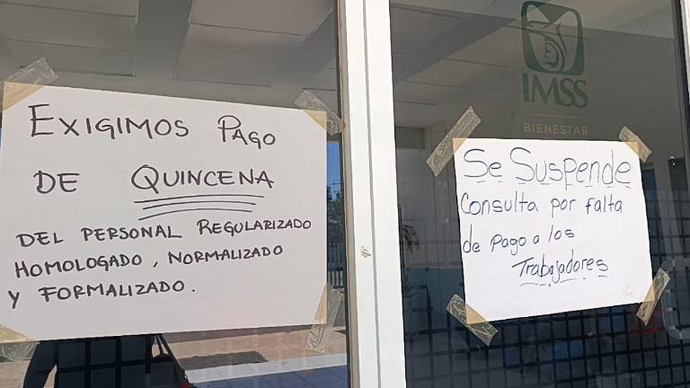 Protesta de personal en el Hospital IMSS Bienestar en Escuinapa.