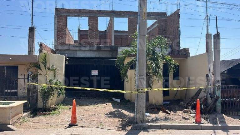 Autoraides mantienen resguardado el domicilio tras el cateo realizado esta mañana.