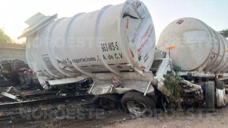Elementos de rescate laboran en la zona del cruce ferroviario tras el choque del tren con el tráiler.