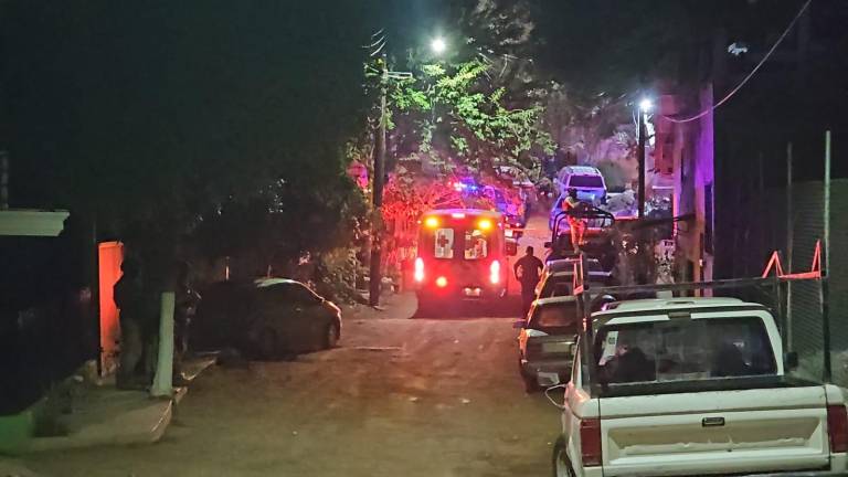 Paramédicos de la Cruz Roja brindaron atención prehospitalaria al lesionado antes de trasladarlo a un centro de salud.