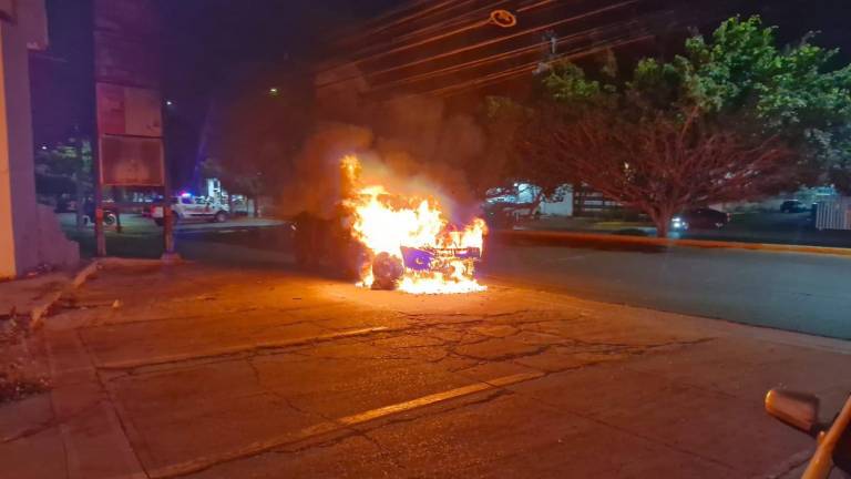 El incendio de una camioneta se registró este viernes sobre la avenida Ejército Mexicano.