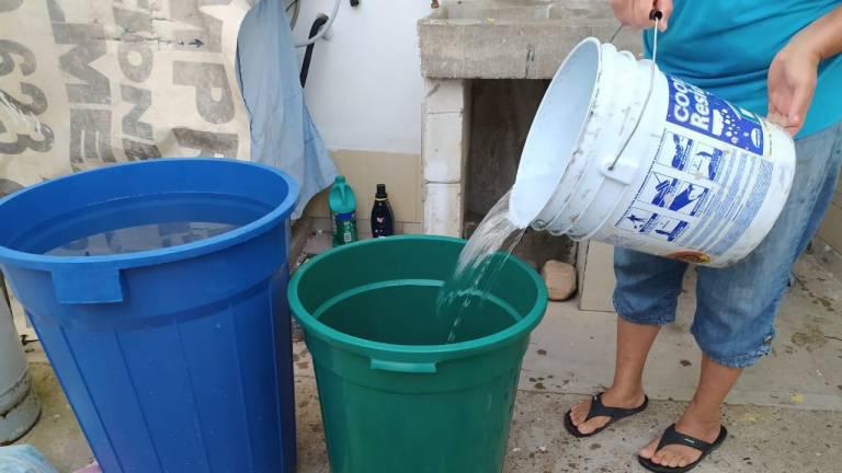 Más de 10 días la gente en el puerto ha vivido con apenas unos litros recolectados en pipas o de aljibes de vecinos.