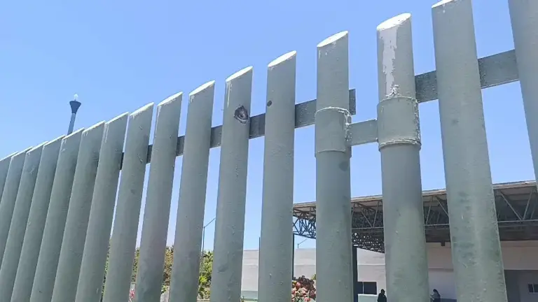 Durante los enfrentamientos armados de la madrugada del jueves en Escuinapa, el Hospital IMSS Bienestar recibió impactos de bala.