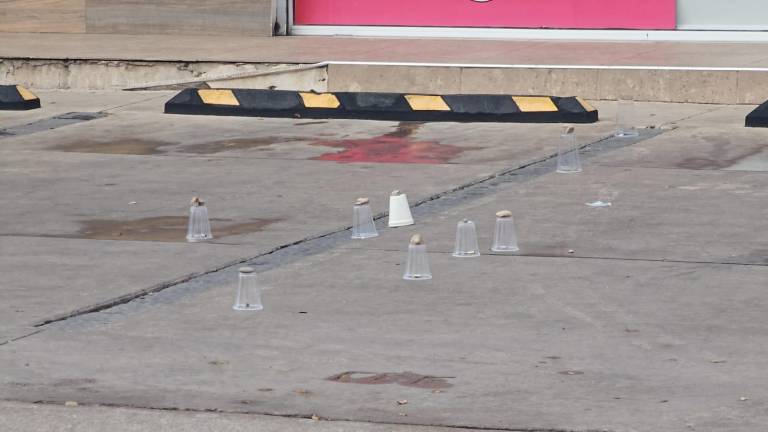 Un hombre fue asesinado a balazos afuera de una farmacia en la colonia Vicente Guerrero, en Culiacán.