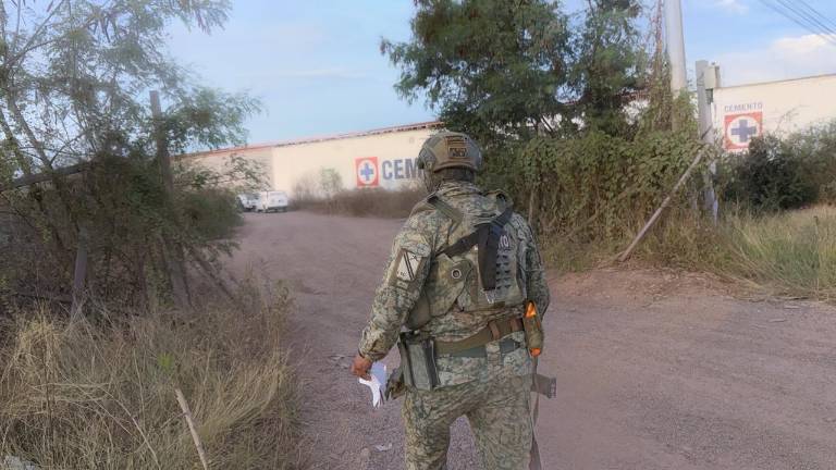 La víctima fue hallada con signos de violencia e impactos de bala en su cuerpo, además de que estaba cubierto con unas cobijas.