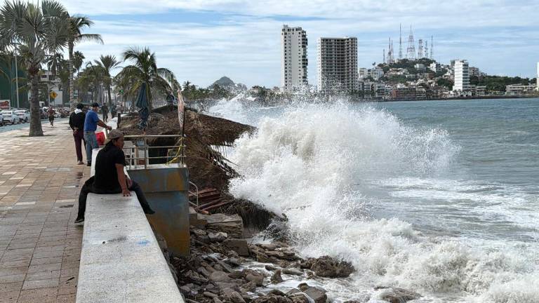 El oleaje en Mazatlán se ha mantenido fuerte y ha ocasionado daños en estructuras.