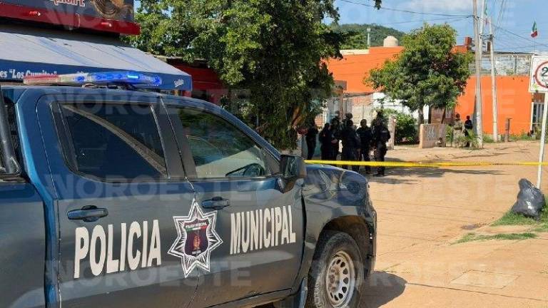 Autoridades de seguridad resguardan el perímetro en donde se registró el ataque armado.