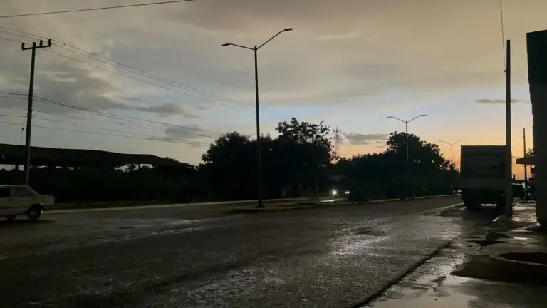 Personal de la CFE realizó trabajos para atender los daños ocasionados por las lluvias y fuertes vientos en Culiacán.