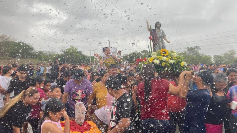En Villa Unión, cientos de feligreses celebraron a San Juan Bautista y el tradicional baño en el Río Presidio.