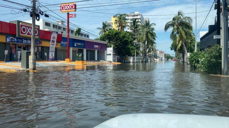 El nivel de agua en la avenida Cruz Lizárraga no ha cedido en el transcurso del día.