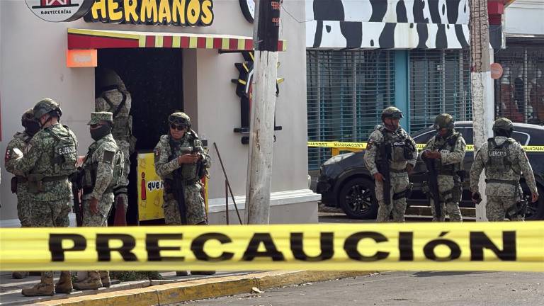 Una mujer fue asesinada a balazos en una rosticería de la Colonia Guadalupe, en Culiacán.