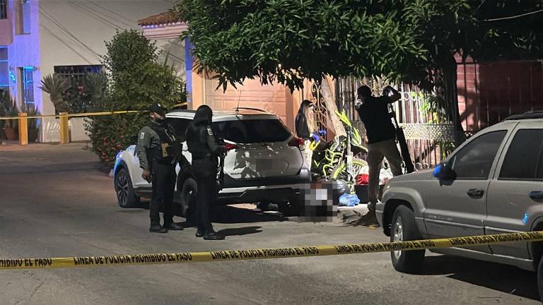 Policías y peritos localizaron en la calle Citlaltepec al joven de 17 años asesinado a balazos este sábado.