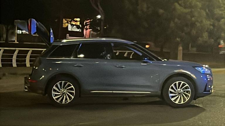 El auto presentaba una ventana con impactos de bala y la puerta trasera abierta.