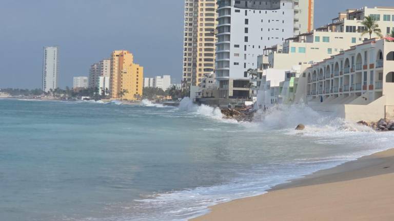 El Escuadrón de Salvamento Acuático mantiene vigilancia en las playas de Mazatlán ante el incremento en la intensidad del oleaje.
