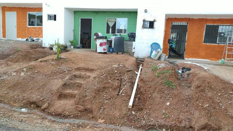 Hasta este fin de semana ya han llevado 15 tinacos para el agua potable a igual número de las 50 casas ya construidas y asignadas a las familias beneficiarias