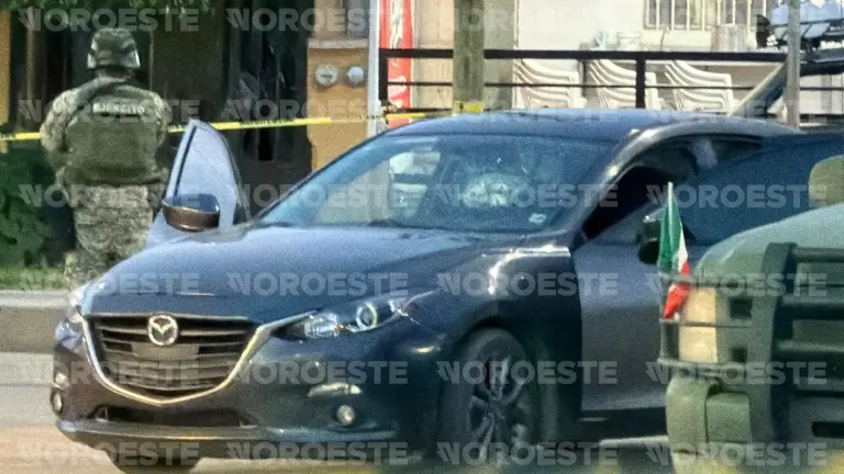 Un vehículo con impactos de bala fue dejado abandonado durante la huida.