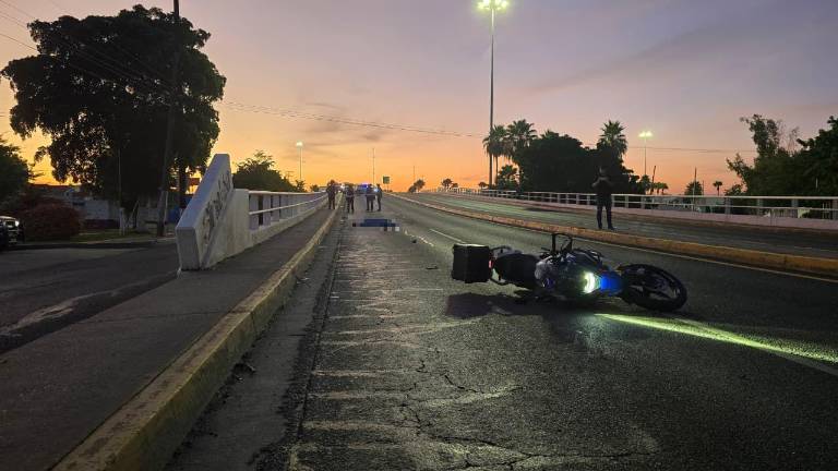 El cuerpo del motociclista quedó tendido sobre el asfalto del puente José Limón.