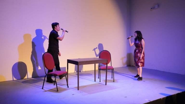 Estudiantes de la carrera de teatro muestran sus habilidades en el canto.