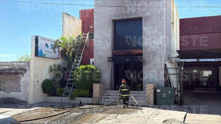 Elementos del H. Cuerpo de Bomberos lograron sofocar las llamas que dejaron solo perdidas materiales.