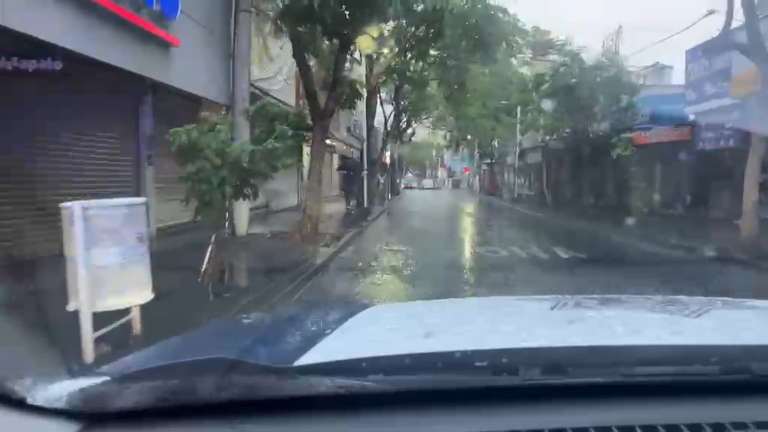Personal de la Secretaría de Seguridad Pública y Tránsito Municipal recorre las calles de Culiacán tras las lluvias.