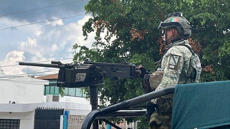 Militares y policías resguardan el perímetro exterior del hospital donde fueron abandonadas armas de grueso calibre.