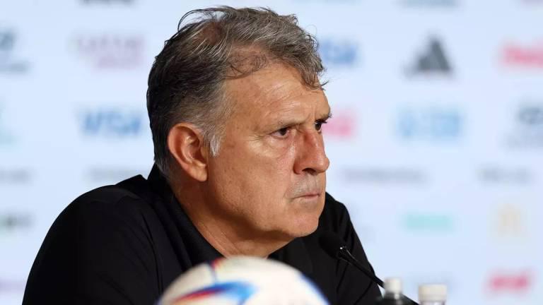 $!Lanzan piñata del Tata Martino llena de dólares