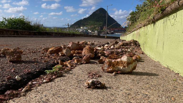 Restos de tierra y rocas quedaron a un costado de la calle Venustiano Carranza, en el Cerro del Vigía, tras las lluvias del sábado en Mazatlán.