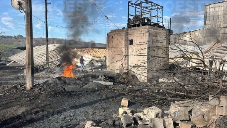 Una recicladora se incendió en Culiacán y dejó a varios sectores sin electricidad.