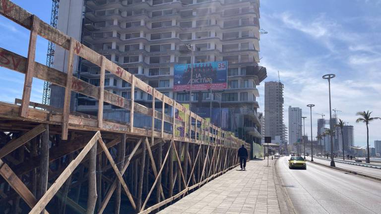 En la Avenida Del Mar, a la altura del Acuario, ya se encuentran colocados algunos templetes.