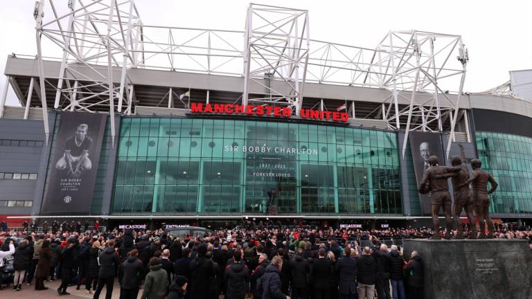 Las personas se congregaron en los alrededores de Old Trafford, estadio del Manchester United, para rendir honores a Bobby Charlton.