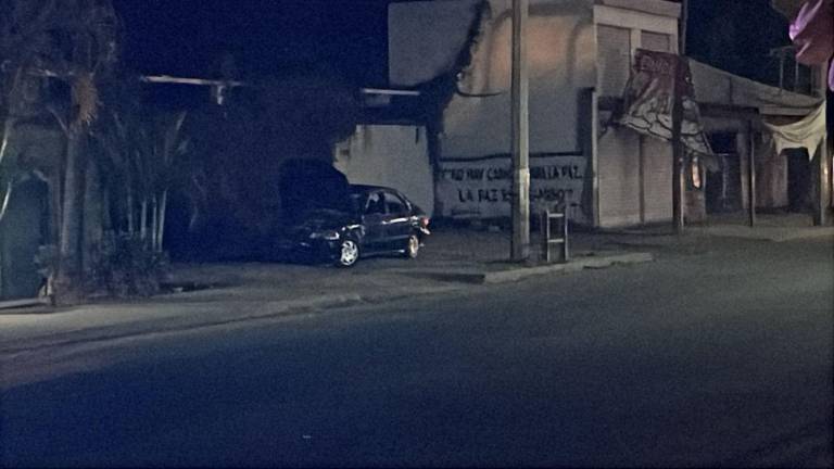 El vehículo del conductor atacado a balazos quedó con múltiples impactos en el sector Los Mezcales.