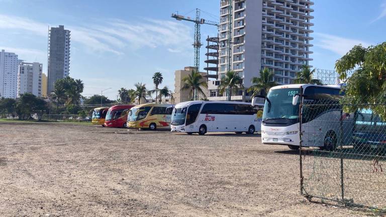 El estacionamiento de chárteres este lunes ya luce casi vacío porque muchos emprendieron el éxodo desde el domingo.
