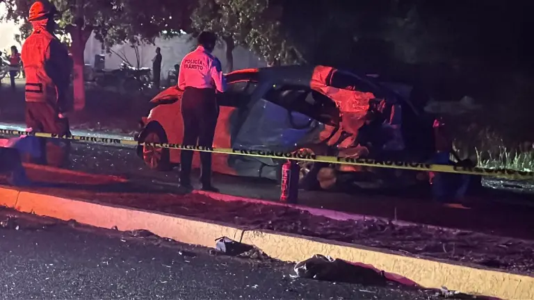El vehícculo en que circulaban Benjamín y Jorge quedó destrozado tras el impacto.