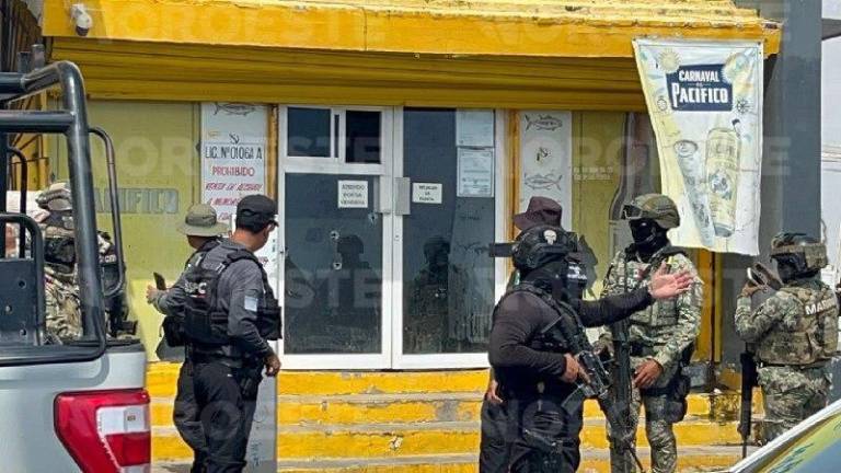 El expendio de cerveza fue atacado a balazos; los impactos quedaron en puertas y cristales.