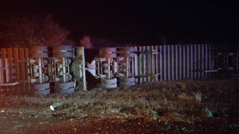 El percance se registró a la altura del kilómetro 110+800, sobre el carril de sentido sur a norte, a la altura de La Cruz, cabecera municipal de Elota.