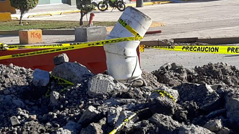 Revienta tubería en la recién inaugurada Avenida Gabriel Leyva, en Mazatlán; rompen pavimento para repararla