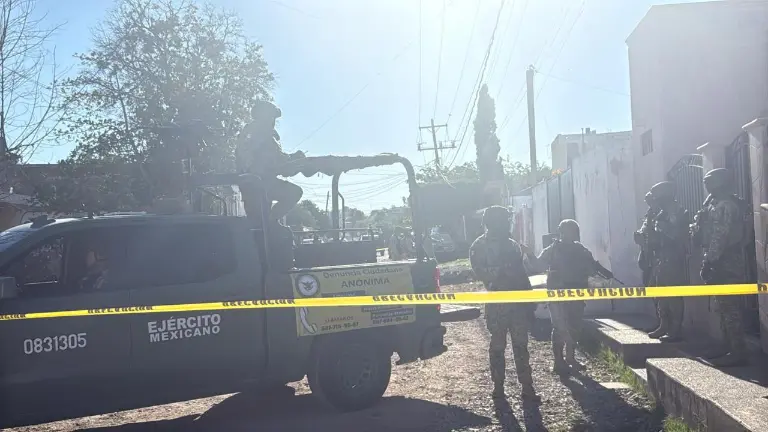 Elementos del Ejército Mexicano se movilizaron al sitio y, al ingresar al inmueble, localizaron a las víctimas.