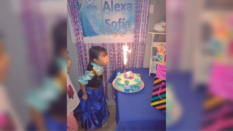 Alexa Sofía Martínez Aguilar, pide un deseo al apagar las velas del pastel.